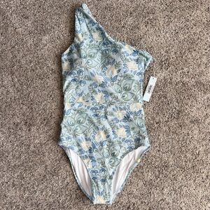 Super cute Summersalt one piece. Size 6 fits like 8 in other brands